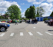 Ralyje dalyvauja automobiliai, pagaminti iki 1945 metų
