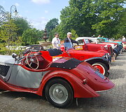 Ralyje dalyvauja automobiliai, pagaminti iki 1945 metų