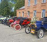 Ralyje dalyvauja automobiliai, pagaminti iki 1945 metų