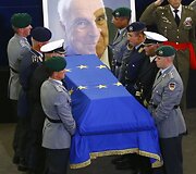 H.Kohlis,  mirė birželio 16-ąją, būdamas 87 metų