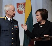 &Scaron;vedijos kariuomenės vadas generolas Sverkeris Goransonas ir Kra&scaron;to apsaugos ministrė Rasa Juknevičienė