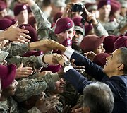 Barackas Obama sveikinasi su kareiviais