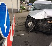 Po smūgio automobilis įlėkė į griovį