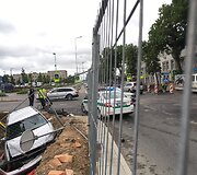 Po smūgio automobilis įlėkė į griovį