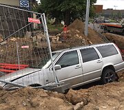 Po smūgio automobilis įlėkė į griovį