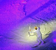 1980 m. olimpinis čempionas Leonhardas Stockas su olimpinės ugnies deglu