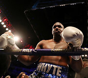 Dereckas Chisora prie&scaron; Dillianą Whyte'ą (mėlyna apranga)