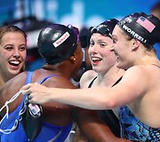 Kathleen Baker, Lilly King, Kelsi Worrell ir Simone Manuel džiaugiasi i&scaron;kovotu auksu
