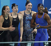 Kathleen Baker, Lilly King, Kelsi Worrell ir Simone Manuel