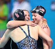 Kathleen Baker, Lilly King ir Kelsi Worrell džiaugiasi i&scaron;kovotu auksu