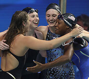 Kathleen Baker, Lilly King, Kelsi Worrell ir Simone Manuel