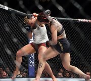 Chris Cyborg prie&scaron; Janą Kunickają
