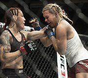 Chris Cyborg prie&scaron; Janą Kunickają