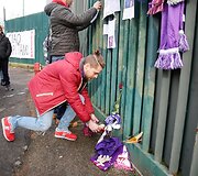 &bdquo;Fiorentina&ldquo; sirgaliai prie klubo stadiono ne&scaron;a gėles, dega žvakes ir ra&scaron;o žinutes netikėtai mirusiam Davide'ui Astori