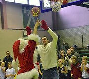 Jonas Valančiūnas Sostinės krep&scaron;inio mokyklos &scaron;ventėje
