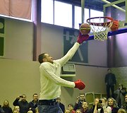 Jonas Valančiūnas Sostinės krep&scaron;inio mokyklos &scaron;ventėje