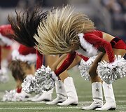 Amerikieti&scaron;ko futbolo palaikymo komandų &scaron;okėjos