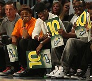 Režisierius Spike'as Lee ir reperis P. Diddy mėgaujasi reginiu