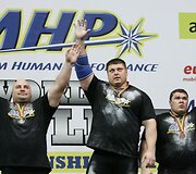 Ant apdovanojimų pakylos lipo tik lietuviai: Ž.Savickas, V.Blekaitis ir V.Lalas