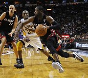 D.Wade'as ir L.Jamesas vedė &bdquo;Heat&ldquo; į pergalę prie&scaron; &bdquo;Lakers&ldquo; su Kobe Bryantu
