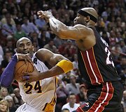 D.Wade'as ir L.Jamesas vedė &bdquo;Heat&ldquo; į pergalę prie&scaron; &bdquo;Lakers&ldquo; su Kobe Bryantu