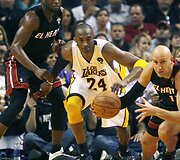 D.Wade'as ir L.Jamesas vedė &bdquo;Heat&ldquo; į pergalę prie&scaron; &bdquo;Lakers&ldquo; su Kobe Bryantu