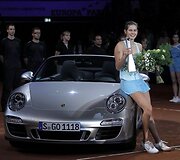 Julia Goerges prie laimėto &bdquo;Porsche Carrera GTS&ldquo; automobilio