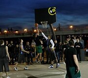 &bdquo;Lietuvos ryto&ldquo; krep&scaron;ininkų ir sporto žurnalistų rungtynių akimirka