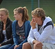 Paplūdimio tinklinio varžybas Mindaugas Kuzminskas stebi su dukterėčia Agne (per vidurį)
