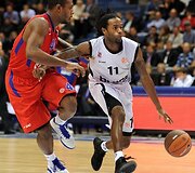 Jamontas Gordonas (CSKA) ir Julius Jenkinsas  (&bdquo;Brose Baskets&ldquo;)