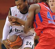 Anthony Tuckeris (&bdquo;Brose Baskets&ldquo;) ir Jamontas Gordonas (CSKA)
