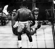 &bdquo;Amžiaus dvikova&ldquo; praminta Joe Frazierio (stovi) ir Muhamedo Ali kova 1971 metais