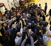 Kobe Bryantas žurnalistų apsuptyje