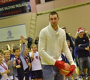 Jonas Valančiūnas Sostinės krep&scaron;inio mokyklos &scaron;ventėje