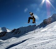 Gytis &Scaron;apranauskas atlieka triuką su snieglente