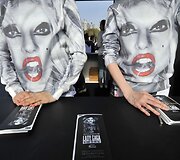 Lady Gagos fanai laukia prasidedančio koncerto