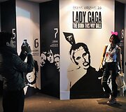 Lady Gagos fanai laukia prasidedančio koncerto