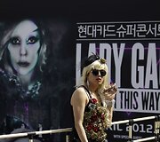 Lady Gagos fanai laukia prasidedančio koncerto