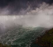 Akrobatas Nikas Wallenda tapo žmogumi, kuris pirmasis per daugiau nei &scaron;imtmetį perėjo lynu, i&scaron;temptu vir&scaron; Niagaros krioklio.