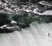 Akrobatas Nikas Wallenda tapo žmogumi, kuris pirmasis per daugiau nei &scaron;imtmetį perėjo lynu, i&scaron;temptu vir&scaron; Niagaros krioklio.