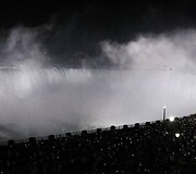 Akrobatas Nikas Wallenda tapo žmogumi, kuris pirmasis per daugiau nei &scaron;imtmetį perėjo lynu, i&scaron;temptu vir&scaron; Niagaros krioklio.