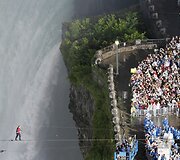 Akrobatas Nikas Wallenda tapo žmogumi, kuris pirmasis per daugiau nei &scaron;imtmetį perėjo lynu, i&scaron;temptu vir&scaron; Niagaros krioklio.