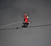 Akrobatas Nikas Wallenda tapo žmogumi, kuris pirmasis per daugiau nei &scaron;imtmetį perėjo lynu, i&scaron;temptu vir&scaron; Niagaros krioklio.