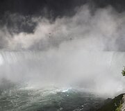 Akrobatas Nikas Wallenda tapo žmogumi, kuris pirmasis per daugiau nei &scaron;imtmetį perėjo lynu, i&scaron;temptu vir&scaron; Niagaros krioklio.
