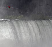 Akrobatas Nikas Wallenda tapo žmogumi, kuris pirmasis per daugiau nei &scaron;imtmetį perėjo lynu, i&scaron;temptu vir&scaron; Niagaros krioklio.