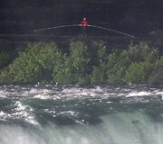 Akrobatas Nikas Wallenda tapo žmogumi, kuris pirmasis per daugiau nei &scaron;imtmetį perėjo lynu, i&scaron;temptu vir&scaron; Niagaros krioklio.