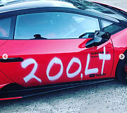 Pauliaus Ar&scaron;ausko vandalų nuniokotas automobilis
