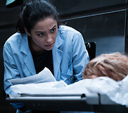 Shay Mitchell siaubo filme &bdquo;Hanos Greis egzorcizmas&ldquo;