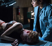 Kirby Johnson ir Shay Mitchell siaubo filme &bdquo;Hanos Greis egzorcizmas&ldquo;