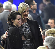 Claire Foy ir Charlize Theron
